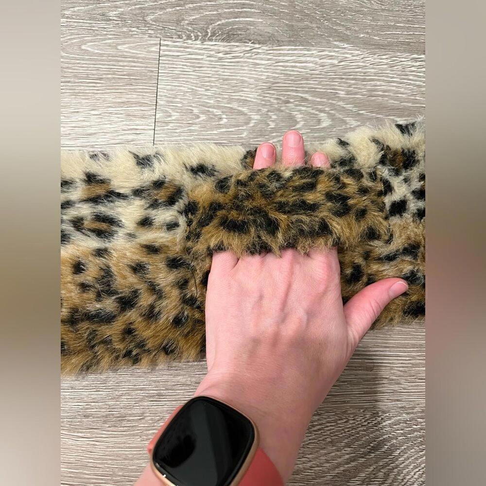 Leopard print furry neck scarf 100% polyester - Picture 2 of 3